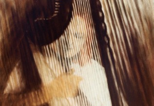 'Betty'- Harfenspielerin, Pastellkreide, 50 x 64