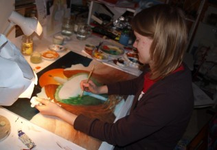 Schülerin Andrea Wolff beim Malen im Atelier mit Gouache